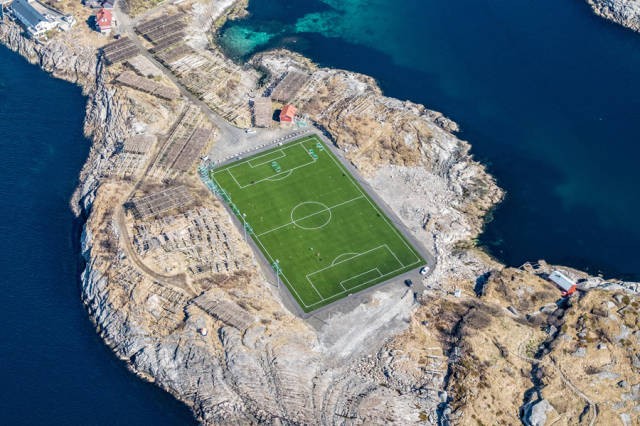 Dünyanın dört bir yanında öyle stadlar var ki akıllara zarar... İşte bazı örnekler..
 
Kuzey Kutup Dairesi üzeri Norveç